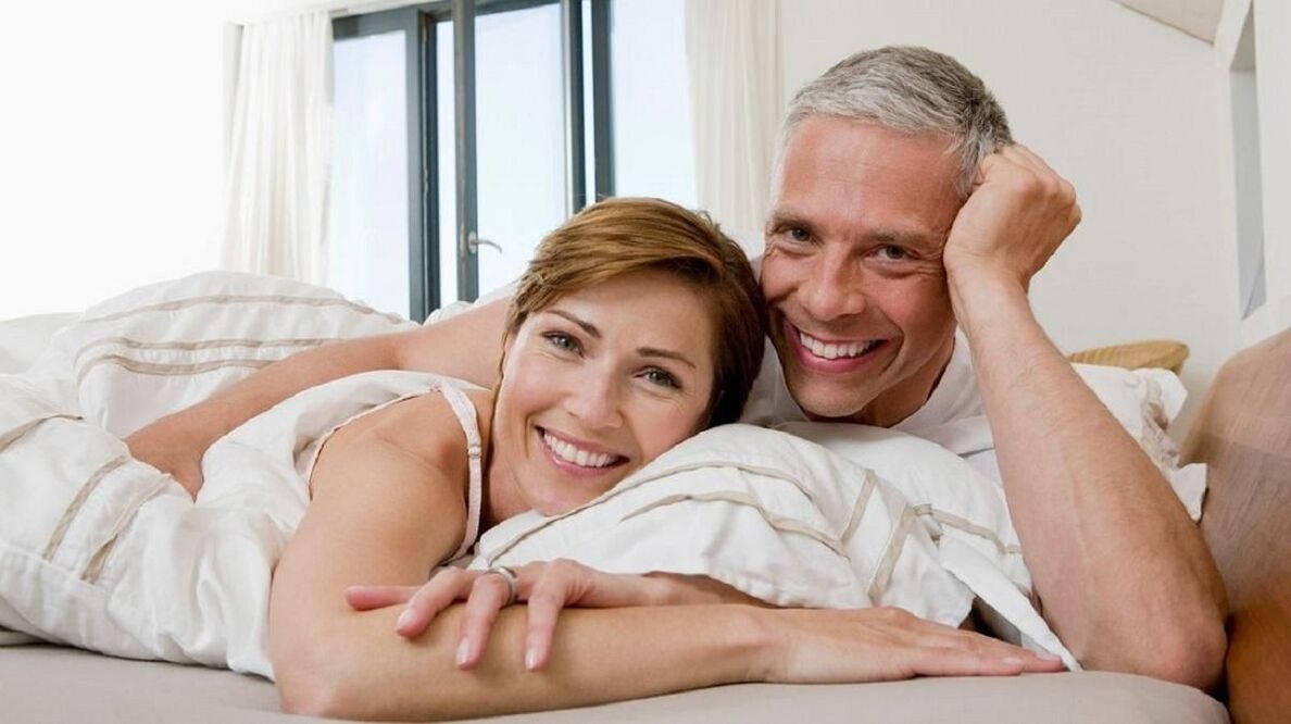 gelukkig getrouwd stel in bed