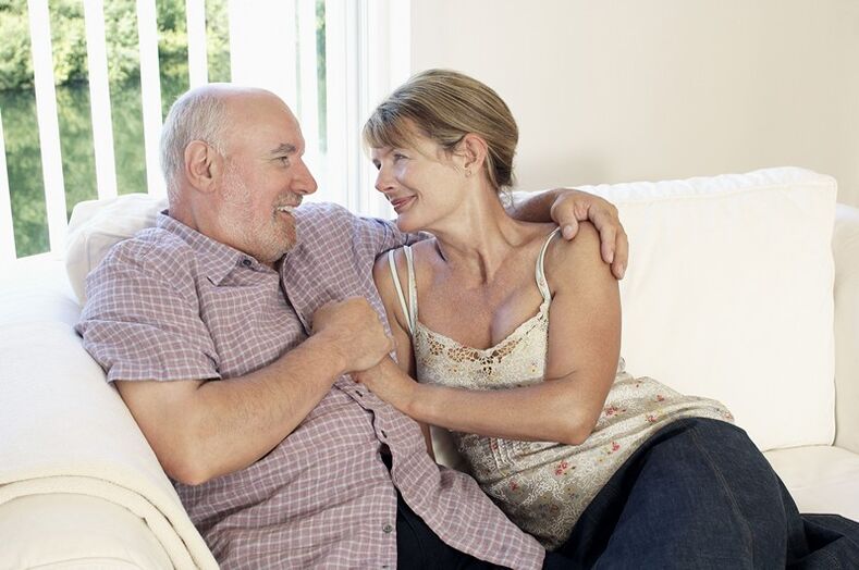 Een man met goede potentie, 50 jaar oud, omhelst zijn geliefde vrouw